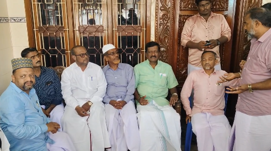 பள்ளிவாசல் தெருவில் பல மாதங்களாக குப்பையை அள்ளாத காரணத்தால் ரம்ஜான் தினத்தன்று ஆர்ப்பாட்டம்