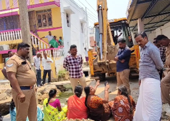 திருத்தணி காந்தி ரோடு பகுதியில் போலீஸ் பாதுகாப்புடன் மழைநீர் வடிகால்வாய் பணி