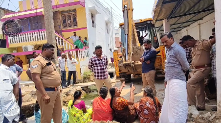 திருத்தணி காந்தி ரோடு பகுதியில் போலீஸ் பாதுகாப்புடன் மழைநீர் வடிகால்வாய் பணி