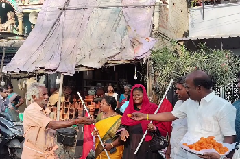 திருவாரூரில் திமுக வேட்பாளர் அறிவிப்பு வெடி வெடித்து இனிப்புகள் வழங்கி உற்சாக கொண்டாட்டம்