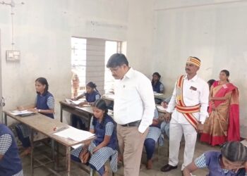 திருவாரூர் அருகே பன்னிரண்டாம் வகுப்பு பொதுத்தேர்வு எழுதும் மையத்தினை மாவட்ட ஆட்சியர் மோகனச்சந்திரன் திடீர் ஆய்வு