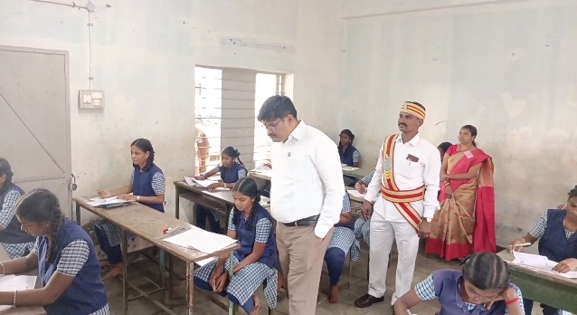 திருவாரூர் அருகே பன்னிரண்டாம் வகுப்பு பொதுத்தேர்வு எழுதும் மையத்தினை மாவட்ட ஆட்சியர் மோகனச்சந்திரன் திடீர் ஆய்வு