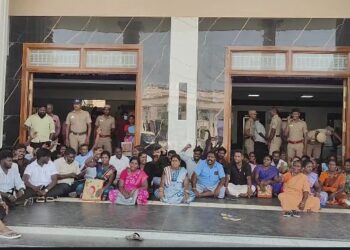 எருக்கூர் இருளந்தோப்பில் தலித்மக்களுக்கு இலவச வீட்டுமனை பட்டா வழங்கி 8 மாதமாகியும் இடத்தை வழங்காத துறையினரை கண்டித்து போராட்டம்