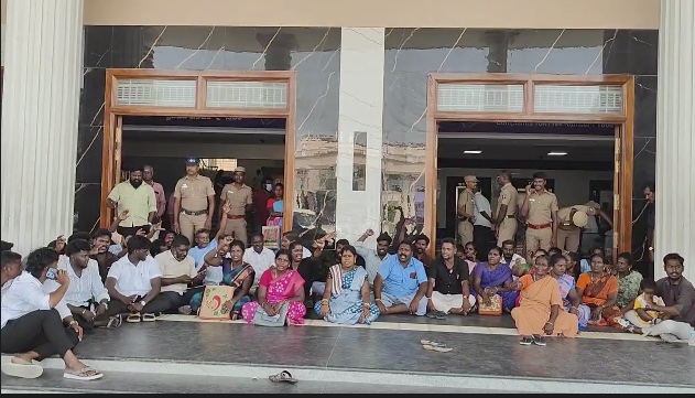 எருக்கூர் இருளந்தோப்பில் தலித்மக்களுக்கு இலவச வீட்டுமனை பட்டா வழங்கி 8 மாதமாகியும் இடத்தை வழங்காத துறையினரை கண்டித்து போராட்டம்