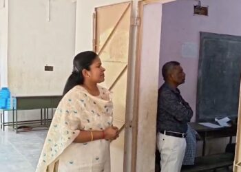 திருப்பத்தூர் 12 ஆம் வகுப்பு முதல் நாள் முதல் தேர்வு 63 தேர்வு மையங்களில் தேர்வு அரசு ஆண்கள் மேல்நிலைப்பள்ளியில் ஆட்சியர் திடீர் ஆய்வு