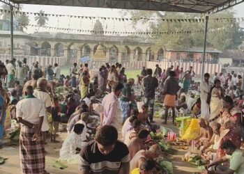 மாசி மகத்தை முன்னிட்டு காவிரி துலா கட்டத்தில் முன்னோர்களுக்கு தர்ப்பணம் காவிரி ஆற்றில் மக்கள் அவதி