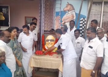 தமிழகமுதல்வரின் 73-வது பிறந்தநாளை முன்னிட்டு திருவாரூர் அலுவலகம் முன்பு வாரை பிரகாஷ் மக்களுக்கு நலத்திட்டஉதவி