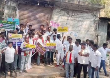 விழுப்புரம் டாஸ்மாக் கடையை மூடக் கோரி தமிழக வெற்றி கழகதினர் கடை ஷட்டரை இழுத்து மூடி முற்றுகை போராட்டம்