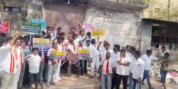 விழுப்புரம் டாஸ்மாக் கடையை மூடக் கோரி தமிழக வெற்றி கழகதினர் கடை ஷட்டரை இழுத்து மூடி முற்றுகை போராட்டம்