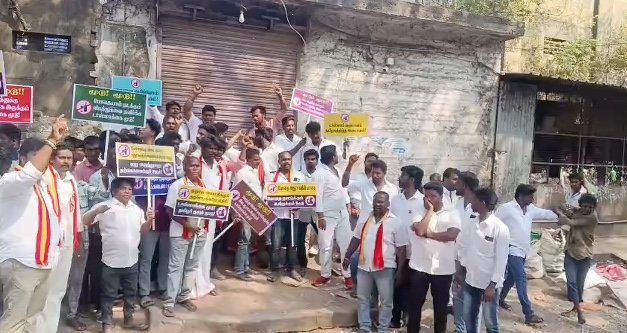 விழுப்புரம் டாஸ்மாக் கடையை மூடக் கோரி தமிழக வெற்றி கழகதினர் கடை ஷட்டரை இழுத்து மூடி முற்றுகை போராட்டம்