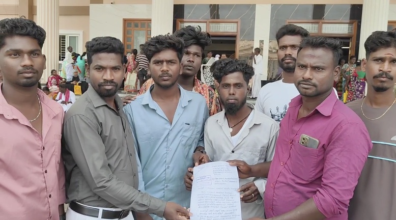 சாலை வசதி உள்ளிட்ட அடிப்படை வசதிகளை நிறைவேற்றி தர வலியுறுத்தி பாலூர் கிராம இளைஞர்கள் ஆட்சியரிடம் மனு