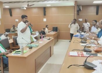 மயிலாடுதுறை அரசு நேரடி நெல் கொள்முதல் நிலையங்களில் நெல் மூட்டைகள் தேக்க நிலையில் இருப்பதாகவும் விவசாயிகள் வேதனை