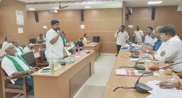 மயிலாடுதுறை அரசு நேரடி நெல் கொள்முதல் நிலையங்களில் நெல் மூட்டைகள் தேக்க நிலையில் இருப்பதாகவும் விவசாயிகள் வேதனை