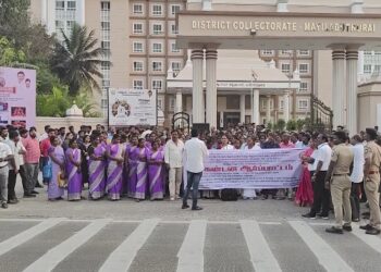 கொள்ளிடம் வட்டார மருத்துவ அலுவலருக்கு ஆதரவு தெரிவித்து சுகாதாரத்துறை அனைத்து அலுவலர்கள் ஆர்ப்பாட்டம்