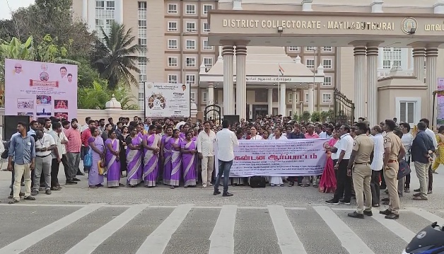 கொள்ளிடம் வட்டார மருத்துவ அலுவலருக்கு ஆதரவு தெரிவித்து சுகாதாரத்துறை அனைத்து அலுவலர்கள் ஆர்ப்பாட்டம்