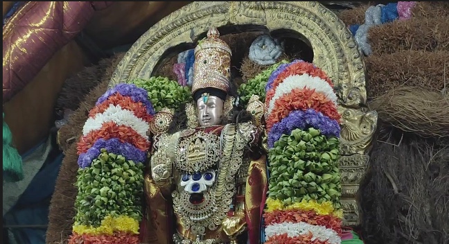 மயிலாடுதுறையில் இருந்து மாசி மகத்தை முன்னிட்டு சமுத்திர தீர்த்தவாரிக்காக பூம்புகாருக்கு புறப்பட்ட பரிமளரெங்கநாதர் சுவாமிகள்