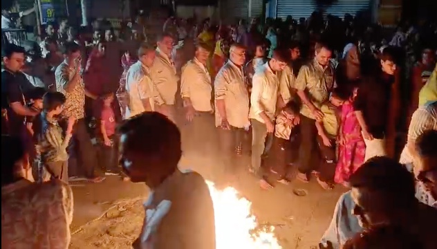விழுப்புரம் காமராஜர் வீதியில், ராஜஸ்தான் சமூக பொதுமக்கள் ஹோலிகா தகனை தீ மூட்டி கொண்டாடினர்