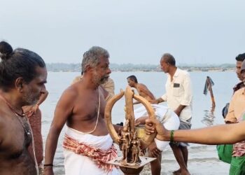 பூம்புகார் காவிரி சங்கமத்தில் தீர்த்தவாரி- சந்திரசேகரர் எழுந்தருள திரளான பக்தர்கள் தரிசனம் செய்தனர்