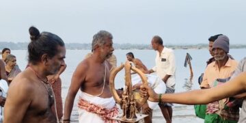 பூம்புகார் காவிரி சங்கமத்தில் தீர்த்தவாரி- சந்திரசேகரர் எழுந்தருள திரளான பக்தர்கள் தரிசனம் செய்தனர்