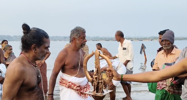பூம்புகார் காவிரி சங்கமத்தில் தீர்த்தவாரி- சந்திரசேகரர் எழுந்தருள திரளான பக்தர்கள் தரிசனம் செய்தனர்