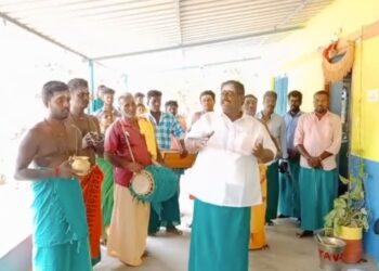 விக்கிரவாண்டி அருள்மிகு ஸ்ரீதென்திருகாளத்தீஸ்வரர் ஆலயத்தில் ஏழுசெம்பொன் கிராமத்தைச்சேர்ந்த சிவபக்தகள் பாதயாத்திரை