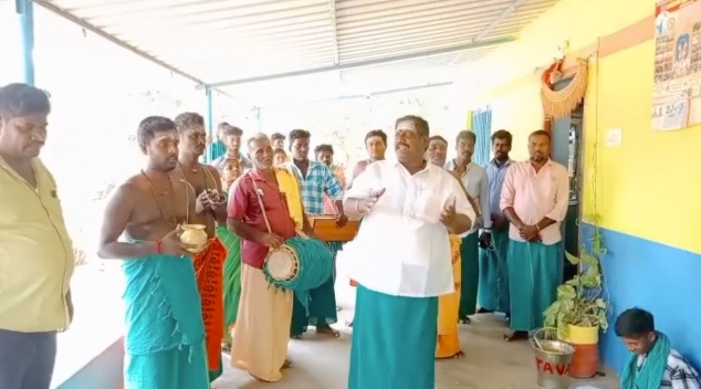 விக்கிரவாண்டி அருள்மிகு ஸ்ரீதென்திருகாளத்தீஸ்வரர் ஆலயத்தில் ஏழுசெம்பொன் கிராமத்தைச்சேர்ந்த சிவபக்தகள் பாதயாத்திரை