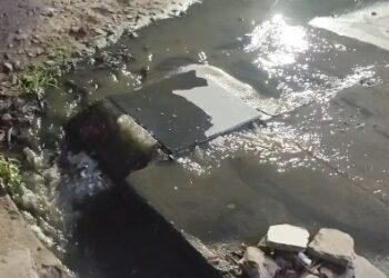 நீரூற்று போல் தரைக்கு உள்ளிருந்து குபு குபுவென பொங்கி வரும் பாதாள சாக்கடை கழிவு நீர்