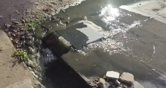 நீரூற்று போல் தரைக்கு உள்ளிருந்து குபு குபுவென பொங்கி வரும் பாதாள சாக்கடை கழிவு நீர்