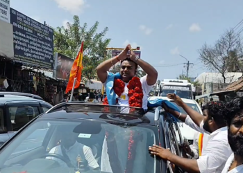 பூம்புகார் சட்டமன்ற தொகுதியில் TVKவேட்பாளராக விஜயாலயனுக்கு, JCBஇயந்திரம் மூலம் மலர்தூவி வரவேற்பு