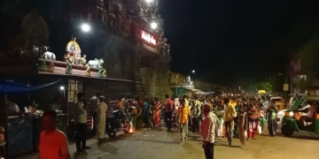 சீர்காழி சட்டை நாதர் சுவாமி கோயிலில் பங்குனிமாத  பௌர்ணமி கிரிவலம்  சிவாய நம ஓம் என வழிபாடு