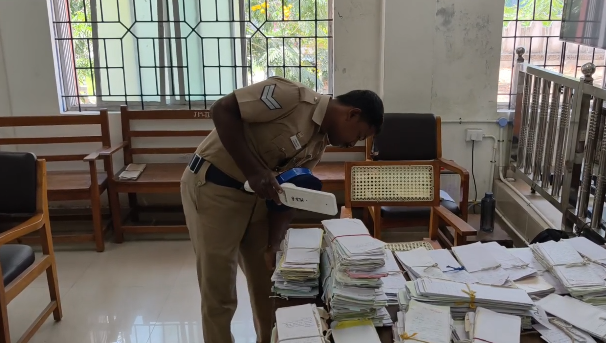 மயிலாடுதுறை ஒருங்கிணைந்த நீதிமன்றத்திற்கு வெடிகுண்டு மிரட்டல் மெட்டல் டிடெக்டர் மூலம் சோதனை