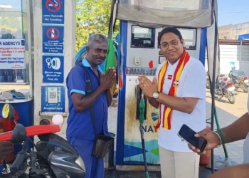 திருத்தணியில் TVK வேட்பாளர் சத்தியகுமார் தனி ஒருவராக சாலையில் நின்று கொண்டு வாக்கு சேகரிப்பில் பரிதாபம்