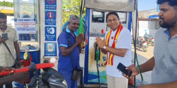 திருத்தணியில் TVK வேட்பாளர் சத்தியகுமார் தனி ஒருவராக சாலையில் நின்று கொண்டு வாக்கு சேகரிப்பில் பரிதாபம்