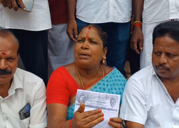 சீர்காழியில் வடிகால்வசதி செய்துதராத நகராட்சியை கண்டித்து ADMK நகரமன்ற உறுப்பினர்கள் நுழைவாயிலில் தர்னா