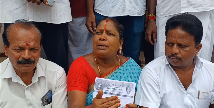 சீர்காழியில் வடிகால்வசதி செய்துதராத நகராட்சியை கண்டித்து ADMK நகரமன்ற உறுப்பினர்கள் நுழைவாயிலில் தர்னா