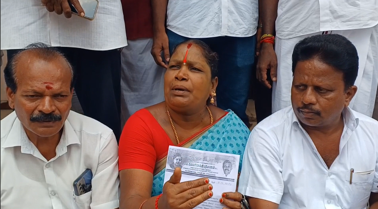 சீர்காழியில் வடிகால்வசதி செய்துதராத நகராட்சியை கண்டித்து ADMK நகரமன்ற உறுப்பினர்கள் நுழைவாயிலில் தர்னா