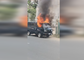 சிங்கனோடை கிராமத்தில் சாலை ஓரம் நுங்கு விற்பனை நொங்கு கேட்டு அடம் பிடித்த குரங்கு