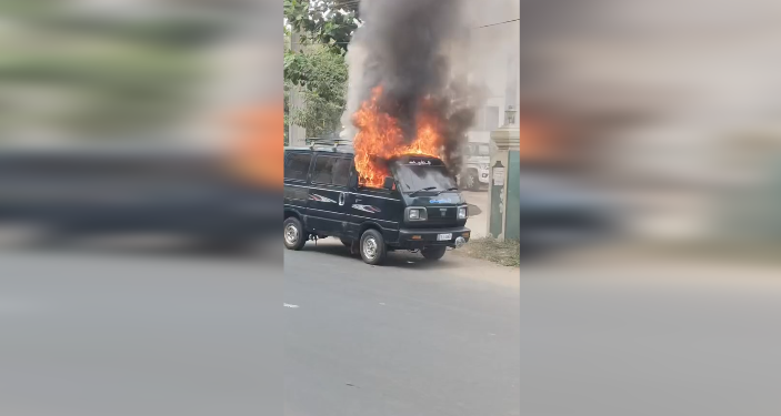 சிங்கனோடை கிராமத்தில் சாலை ஓரம் நுங்கு விற்பனை நொங்கு கேட்டு அடம் பிடித்த குரங்கு