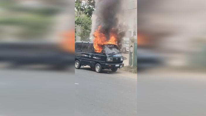 சிங்கனோடை கிராமத்தில் சாலை ஓரம் நுங்கு விற்பனை நொங்கு கேட்டு அடம் பிடித்த குரங்கு