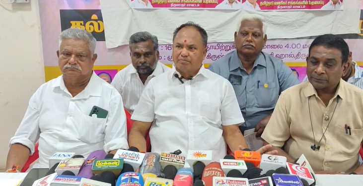 சிங்கனோடை கிராமத்தில் சாலை ஓரம் நுங்கு விற்பனை நொங்கு கேட்டு அடம் பிடித்த குரங்கு