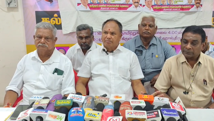 சிங்கனோடை கிராமத்தில் சாலை ஓரம் நுங்கு விற்பனை நொங்கு கேட்டு அடம் பிடித்த குரங்கு