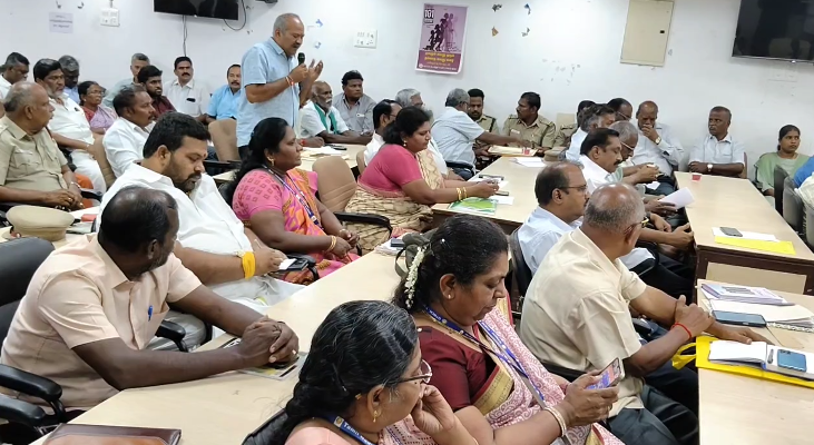 சிங்கனோடை கிராமத்தில் சாலை ஓரம் நுங்கு விற்பனை நொங்கு கேட்டு அடம் பிடித்த குரங்கு