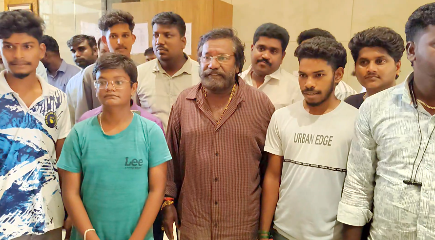 5 ஆண்டுகளில் மக்களுக்கான ஆட்சி செய்ததாலும் தளபதி M.K.ஸ்டாலின் ஆட்சி மீண்டும் என நடிகர் கருணாஸ் பேட்டி