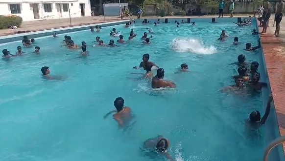 பயிற்சி பெறும் மாணவர்களால் நிரம்பிய அரசு நீச்சல் குளம் 1-ம் தேதி முதல் கோடைகால நீச்சல் பயிற்சி வகுப்பு