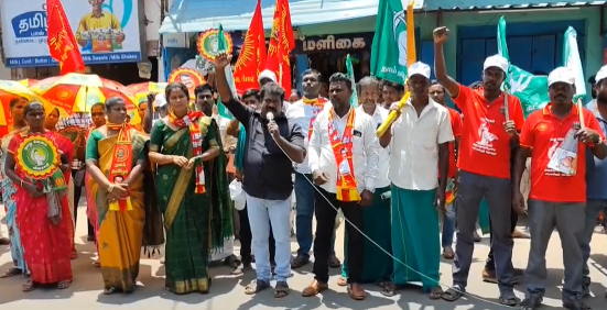 திருத்துறைப்பூண்டி நகர் பகுதியில் மேளதாளம் முழங்க நாம் தமிழர் கட்சியின் வேட்பாளர் வினோதினி துண்டு பிரசுரம்