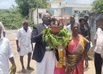 கையில் தீச்சட்டி ஏந்தியும் & காலி தண்ணீர் குடத்தினை கையில் ஏந்தியபடி செய்த சுயேட்சை வேட்பாளர்