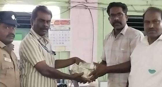 சீர்காழி அருகே உரிய ஆவணங்கள் இன்றி எடுத்து செல்லப்பட்ட 7லட்சத்து 34,000 பறிமுதல்