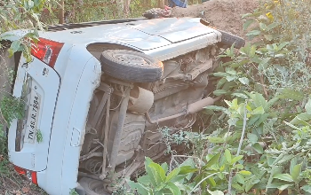 திருவாரூர் அருகே சாலையோர பள்ளத்தில் கார் கவிழ்ந்து ஒரே குடும்பத்தைச் சேர்ந்த ஏழு பேர் காயம்