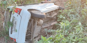 திருவாரூர் அருகே சாலையோர பள்ளத்தில் கார் கவிழ்ந்து ஒரே குடும்பத்தைச் சேர்ந்த ஏழு பேர் காயம்