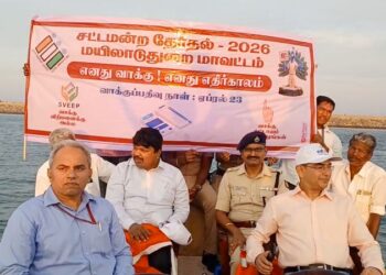 பூம்புகாரில் கடற்கரையில் அதிகாரிகள் படகில் சென்று தேர்தல் விழிப்புணர்வு